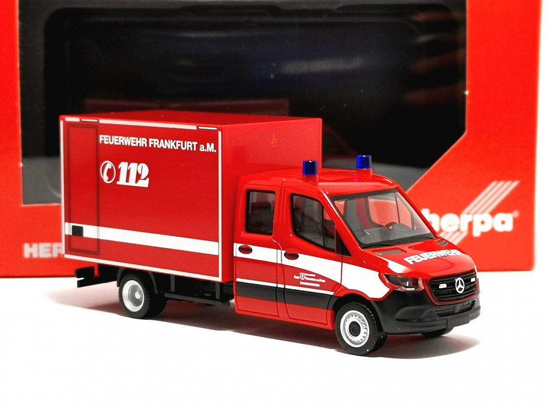 097789 MB Sprinter '18 Doppelkabine Koffer "Feuerwehr Frankfurt am Main" Herpa